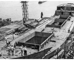 Bouwnummer 31: 'Trito' 1953 - De 'Trito' in aanbouw op de Oosthelling.