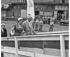 Bouwnummer 31: 'Trito' 1953 - De doopvrouwe Mevr. A. Fontein-Wentholt op weg naar het bordes geflankeerd door N.W. Conijn.