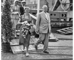 Bouwnummer 31: 'Trito' 1953 - De doopvrouwe Mevr. A. Fontein-Wentholt na de tewaterlating op weg naar het hoofdkantoor geflankeerd door N.W. Conijn.