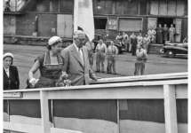 Bouwnummer 31: 'Trito' 1953 - De doopvrouwe Mevr. A. Fontein-Wentholt op weg naar het bordes geflankeerd door N.W. Conijn.