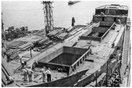 Bouwnummer 31: 'Trito' 1953 - De 'Trito' in aanbouw op de Oosthelling.