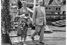 Bouwnummer 31: 'Trito' 1953 - De doopvrouwe Mevr. A. Fontein-Wentholt na de tewaterlating op weg naar het hoofdkantoor geflankeerd door N.W. Conijn.