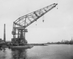 Bnr. 552: 150 ton drijvende kraan 'Gusto' (1922).