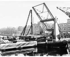 Bnr. 713 'Westerhavenbrug Schiedam' 1937, invaren van de Klap (wegdek) en op hoogte brengen.