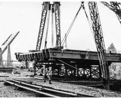 Bnr. 713 'Westerhavenbrug Schiedam' 1937, aanvoer en hijsen van de Klap (wegdek)