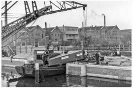 Bnr. 713 'Westerhavenbrug Schiedam' 1937, aanvoer hameien (staanders).
