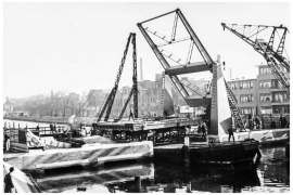 Bnr. 713 'Westerhavenbrug Schiedam' 1937, invaren van de Klap (wegdek) en op hoogte brengen.