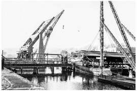 Bnr. 713 'Westerhavenbrug Schiedam' 1937, invaren van de Klap (wegdek) door de noodbrug.