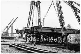 Bnr. 713 'Westerhavenbrug Schiedam' 1937, aanvoer en hijsen van de Klap (wegdek)