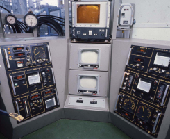 29. Drillmaster cabin met in het midden re-entry cameras.