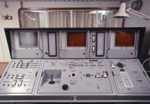 31. DP control panel achter de brug midden zie joystick voor combibediening re-entry.