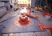 58. Draaitafel in boorvloer, boorvloer met rotary table, rood pijptangen.