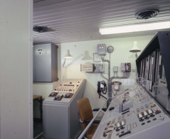 98. DP-control panel achter de brug midden zie joystick voor combi-bediening re-entry.