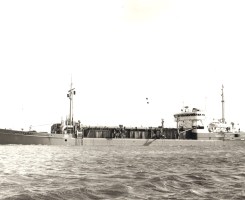 Co. 472: W.D. Seaway (1963) 'Zuigbuis buiten boord, te zien aan signaalballen en cilinders in de mast'.