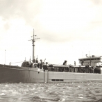 Co. 472: W.D. Seaway (1963) 'Varend als leeg schip, zie de drie 'overvloei-sleuven' in de huid. Geen signaaltekens in de masten.'