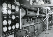 De achterkant met instrumenten paneel van een van de 12 cilinder Smit M.A.N. viertakt dieselmotoren voor de aandrijving.