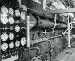 De achterkant met instrumenten paneel van een van de 12 cilinder Smit M.A.N. viertakt dieselmotoren voor de aandrijving.