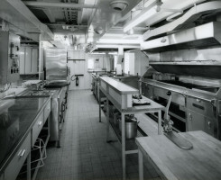 De keuken van de 'Free Enterprise III', waar lichte maaltijden voor de 1.114 passagiers konden worden bereid.