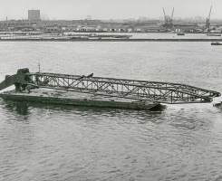 Co. 880-1 'Champion' 800/1200 ton kraan. (1971) Kraanarm op de ponton onderweg naar de collega's van 'NDSM' voor montage aan boord.