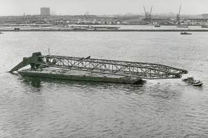 Co. 880-1 'Champion' 800/1200 ton kraan. (1971) Kraanarm op de ponton onderweg naar de collega's van 'NDSM' voor montage aan boord.