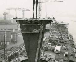 Co. 880-1 'Champion' 800/1200 ton kraan. (1971) Taats toren wordt geplaatst, zwenkbogies zichtbaar in de pennenrand.