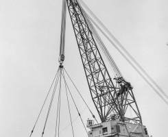 Co. 880-1 'Champion' 800/1200 ton kraan. (1971) Kraan testen in 'Bokstand' 1200 ton met backstay-kabels naar het voordek.