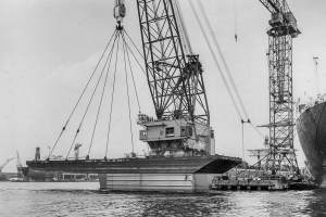 Co. 880-1 'Champion' 800/1200 ton kraan. (1971) Proefhijsen in 'Bokstand' 1200 ton met backstay kabels naar het voordek.