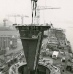 Co. 880-1 'Champion' 800/1200 ton kraan. (1971) Taats toren wordt geplaatst, zwenkbogies zichtbaar in de pennenrand.