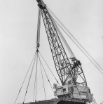 Co. 880-1 'Champion' 800/1200 ton kraan. (1971) Kraan testen in 'Bokstand' 1200 ton met backstay-kabels naar het voordek.