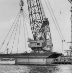 Co. 880-1 'Champion' 800/1200 ton kraan. (1971) Proefhijsen in 'Bokstand' 1200 ton met backstay kabels naar het voordek.