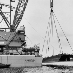 Co. 880-1 'Champion' 800/1200 ton kraan. (1971) Proefhijsen met testponton 800 ton.