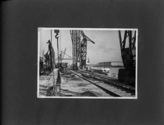 Teruggevonden haveninstallaties van CSSM en de Dordtse Zeehaven in Hamburg in 1946.