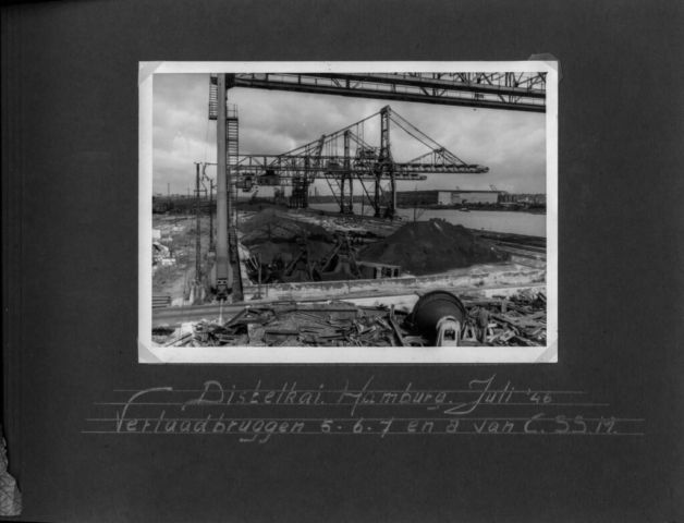 Teruggevonden haveninstallaties van CSSM en de Dordtse Zeehaven in Hamburg in 1946.