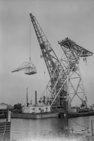 Bnr. 634: 150 ton drijvende kraan met 10 ton kraan op de top voor Werkspoor Amsterdam.