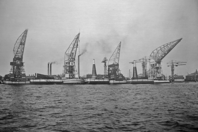 Fotoboek drijvende kranen 1911-1922. Met opnames van de 'Mammoth', 'Titan II', 'Grote Gust', 'Simbad', 'Paraguasso', 'The Hull Crane' en 'Toba'.